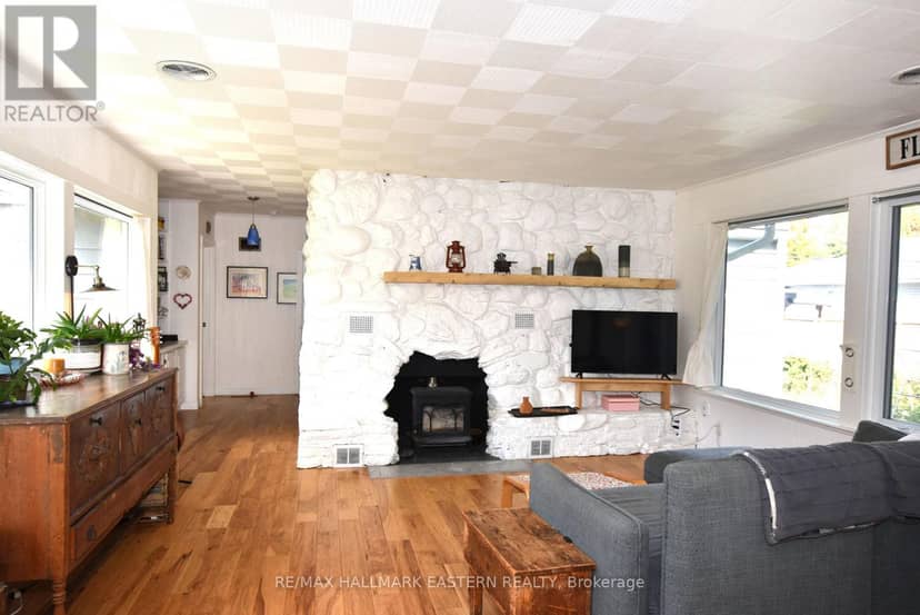 726 Fairbairn Street — photo 4 of 28