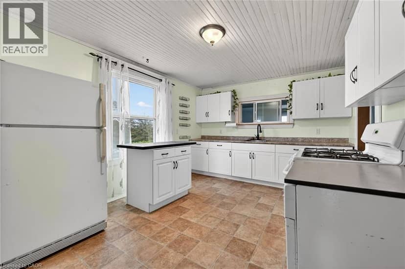 1054 TOWNLINE Road E — photo 16 of 40
