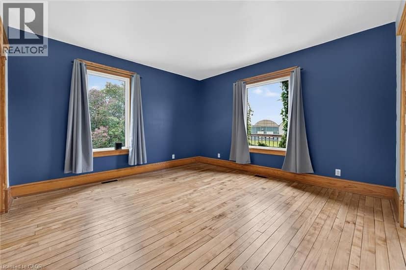1054 TOWNLINE Road E — photo 9 of 40