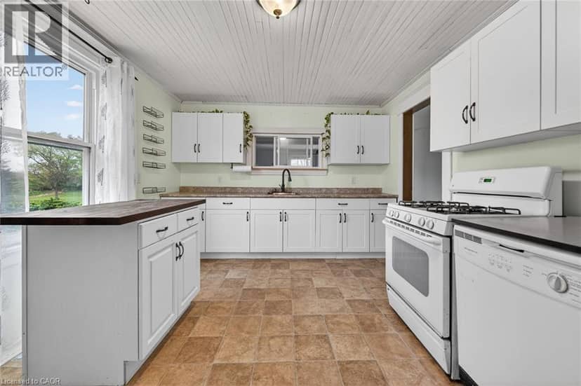 1054 TOWNLINE Road E — photo 17 of 40