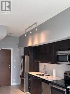 2810 - 2220 Lakeshore Boulevard W — photo 6 of 10