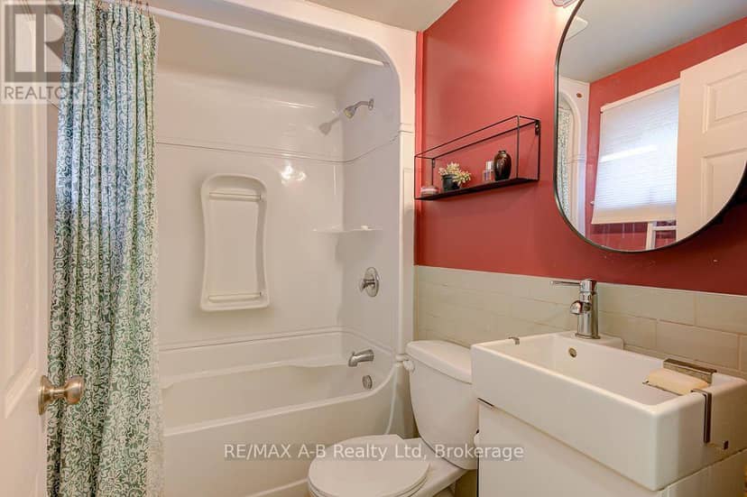 54 McNab Street S — photo 21 of 40