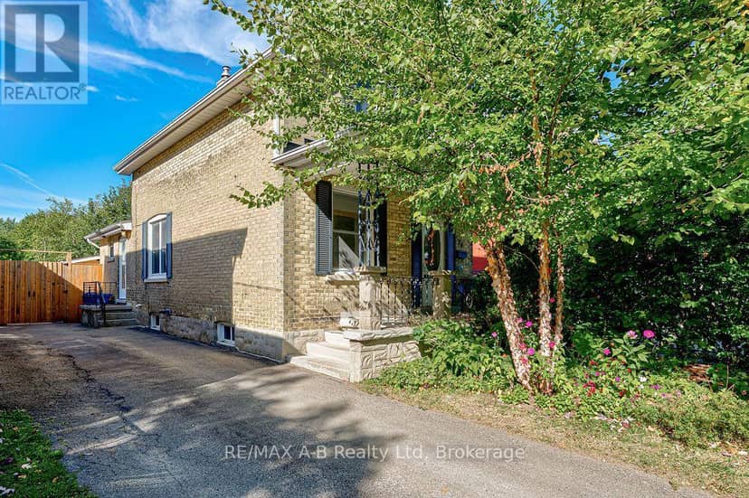 54 McNab Street S — photo 3 of 40