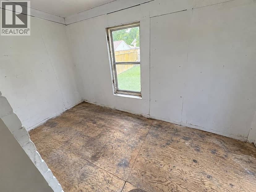404 RUSSELL STREET South — photo 9 of 24