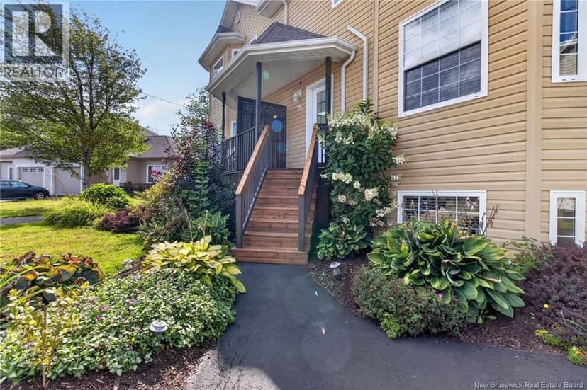 75 Christopher Crescent — photo 2 of 20