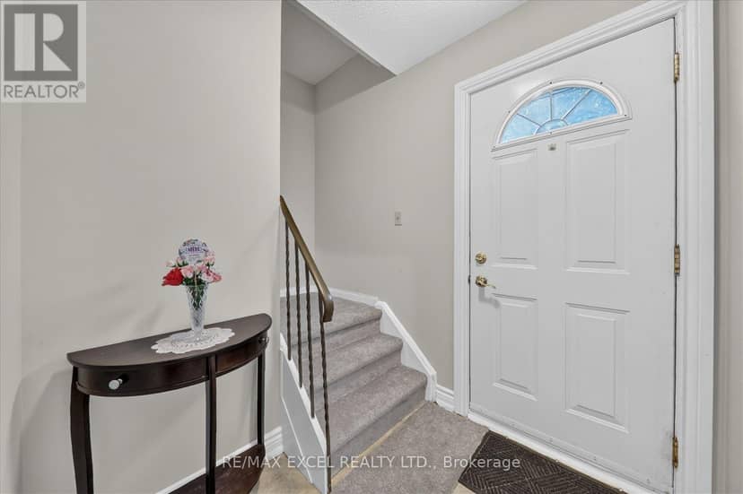 26 Lighthall Crescent — photo 8 of 27