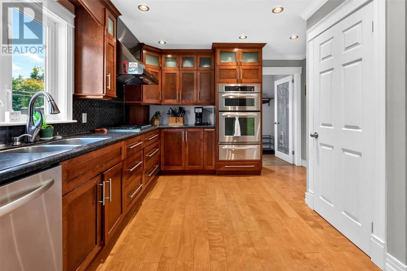 65 BEACONHILL Crescent — photo 13 of 40