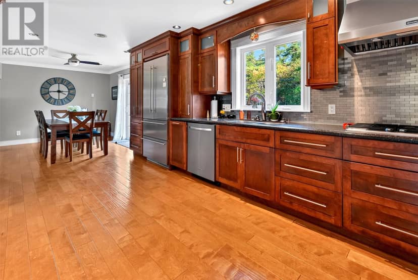 65 BEACONHILL Crescent — photo 14 of 40