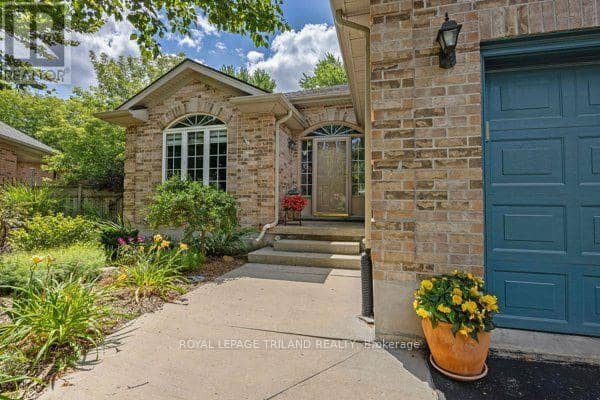 557 Inverness Avenue — photo 4 of 40