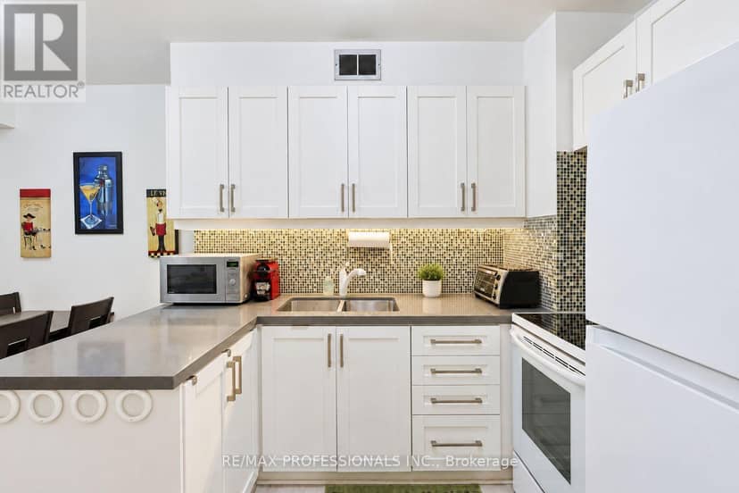701 - 31 Four Winds Drive — photo 13 of 40