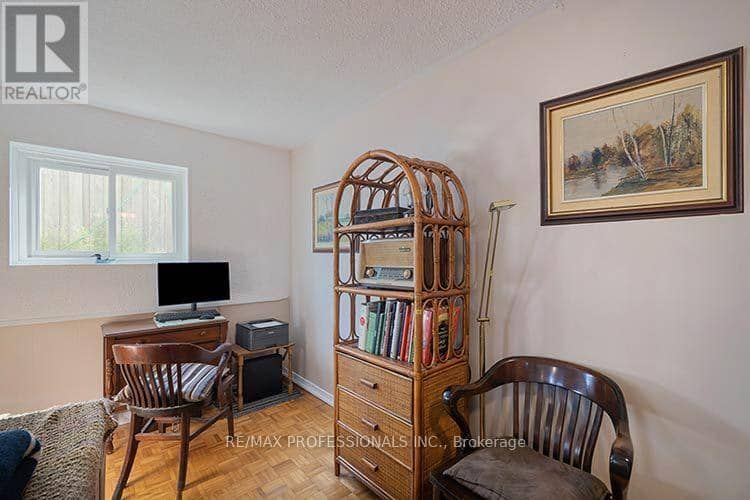 3284 Hornbeam Crescent — photo 19 of 40
