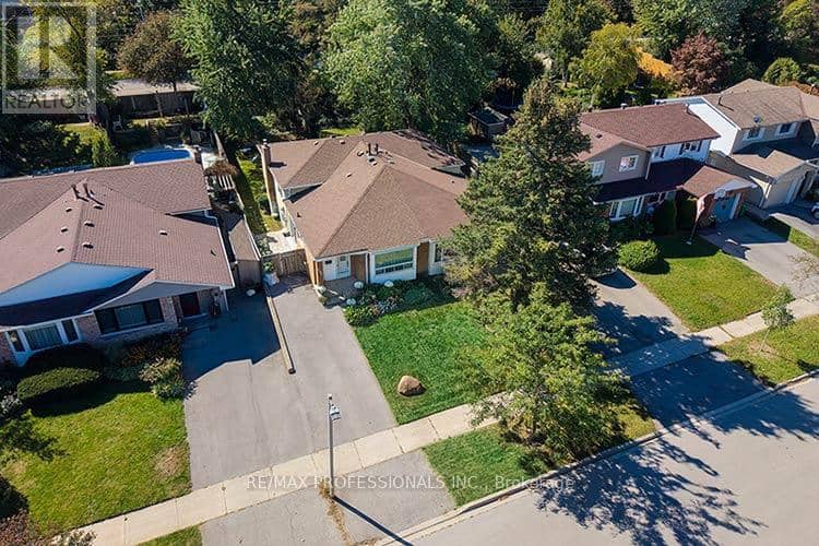 3284 Hornbeam Crescent — photo 3 of 40