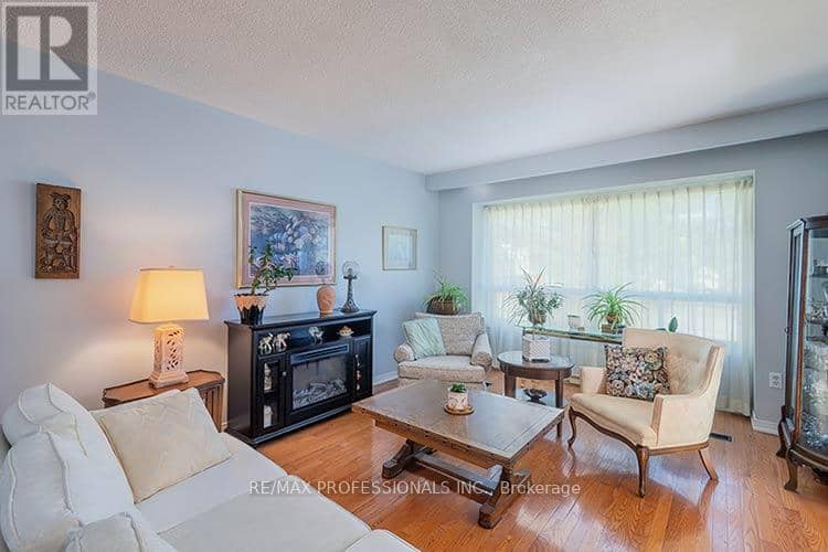 3284 Hornbeam Crescent — photo 8 of 40