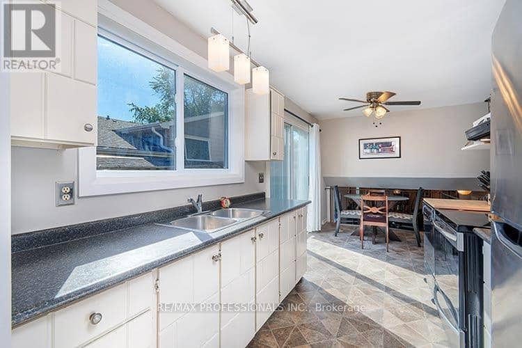 3284 Hornbeam Crescent — photo 9 of 40