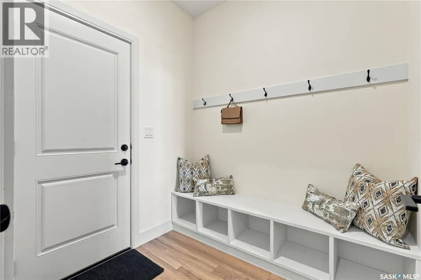 213 Veterans DRIVE — photo 4 of 40