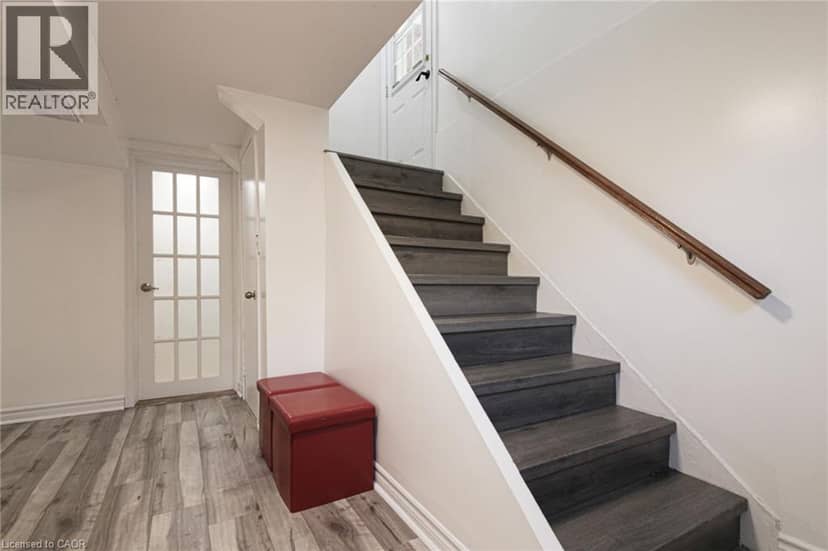 2105 MAPLEWOOD Drive — photo 33 of 40