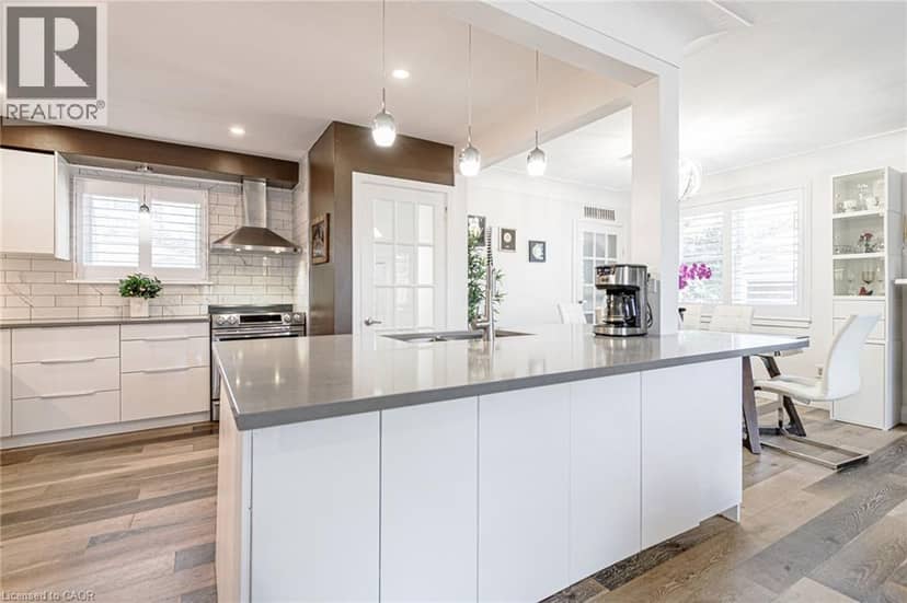 2105 MAPLEWOOD Drive — photo 21 of 40