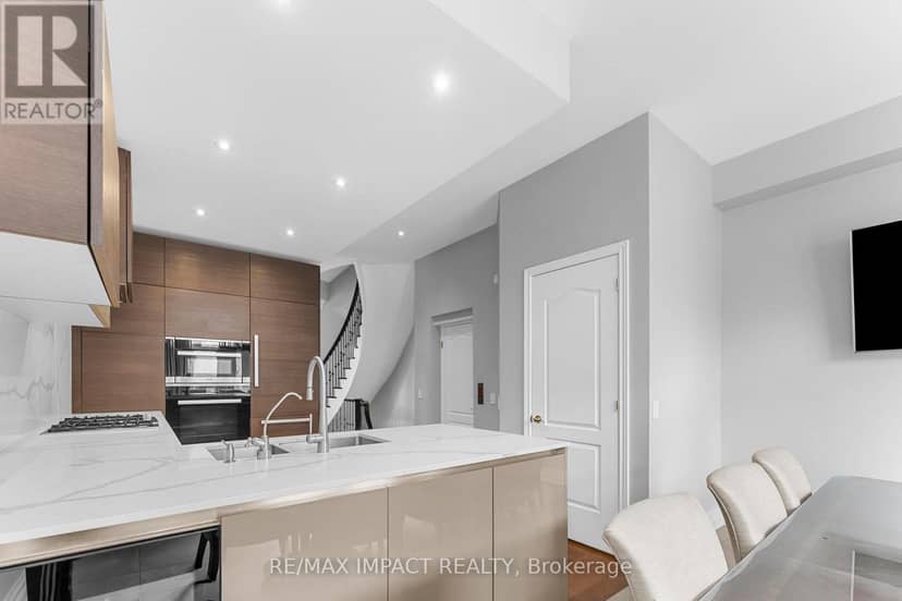 13 - 260 Russell Hill Road — photo 12 of 40