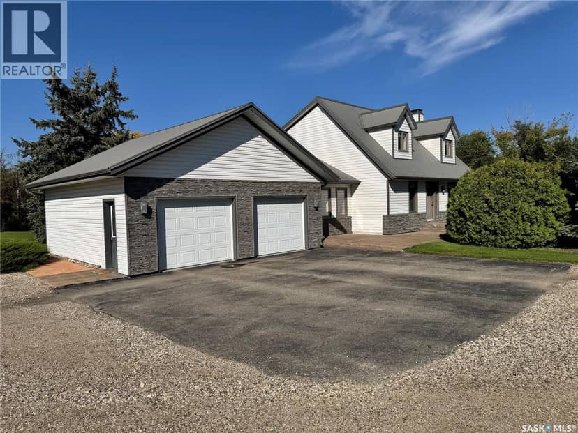 2 Quarters & Beautiful Yard Site Near Wapella — photo 2 of 40