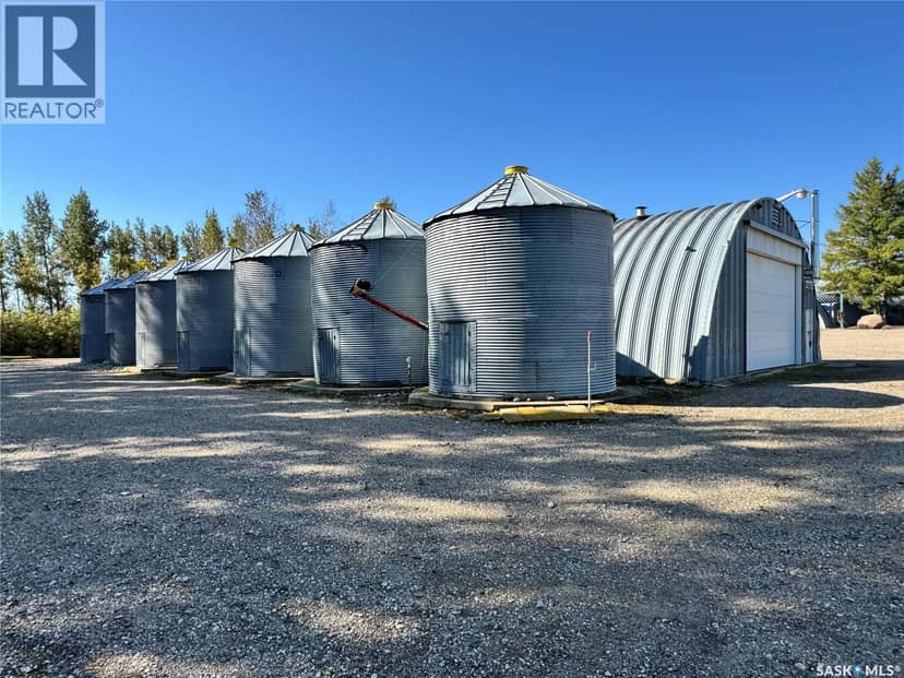 2 Quarters & Beautiful Yard Site Near Wapella — photo 33 of 40