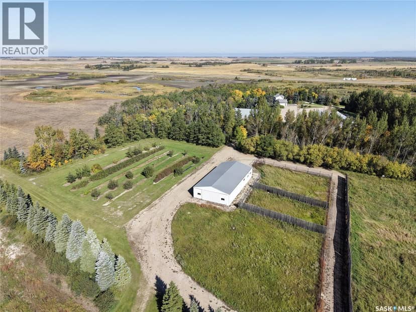 2 Quarters & Beautiful Yard Site Near Wapella — photo 38 of 40
