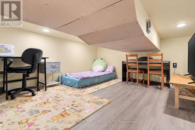 438 Magnolia Crescent — photo 32 of 40