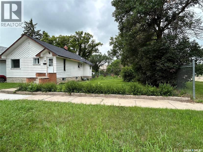 806 5th AVENUE SW, Moose Jaw, photo 2