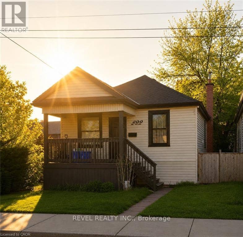 222 Kensington Avenue N, Hamilton