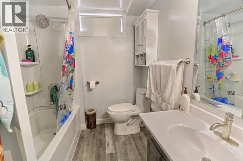 32 Lemoyne Crescent W — photo 17 of 23