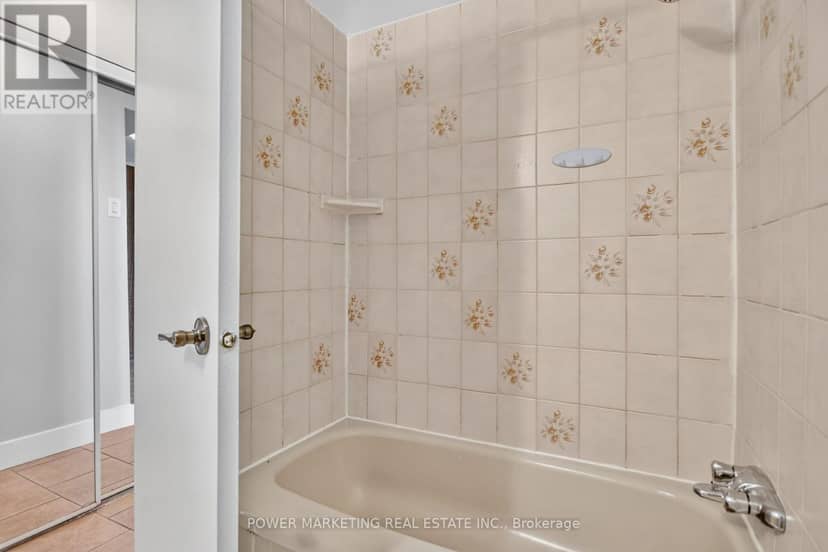 810 - 2020 Jasmine Crescent — photo 10 of 40