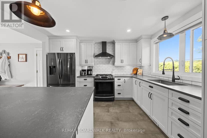 2187 Des Pins Street — photo 13 of 40