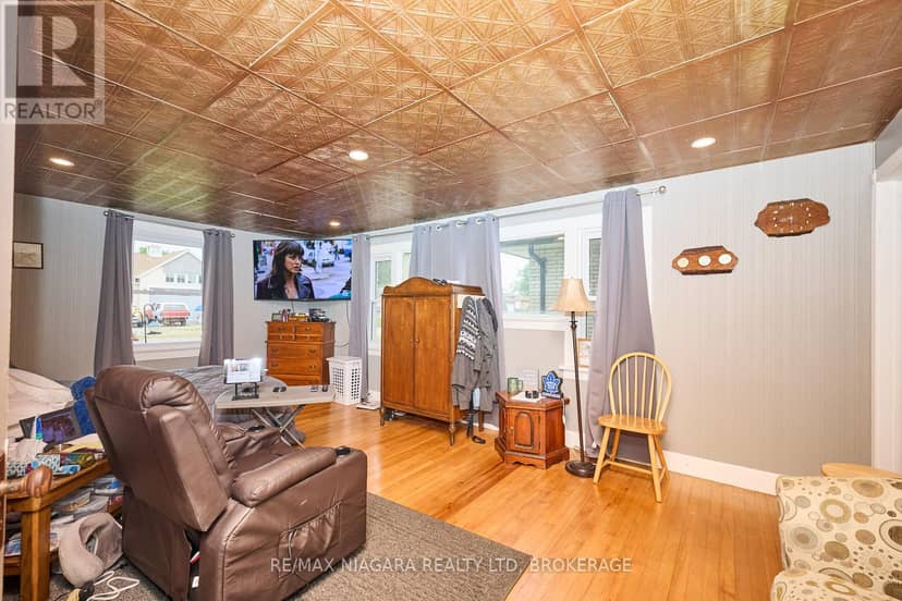 1444 Lakehurst Avenue — photo 11 of 40