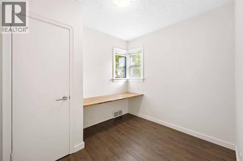 221 26 Avenue NE — photo 15 of 30