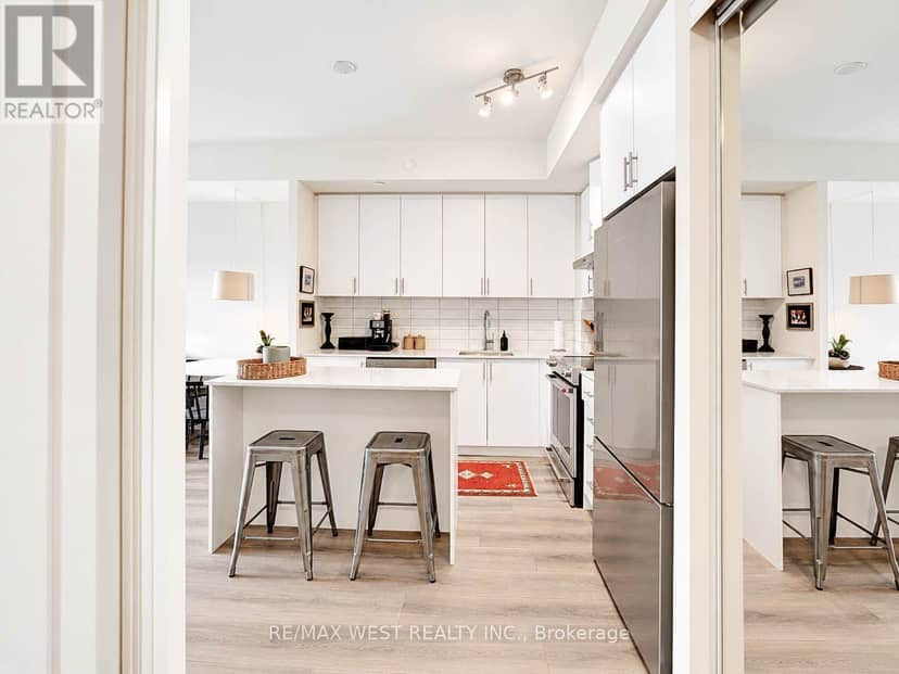 1019 - 9000 Jane Street — photo 10 of 39