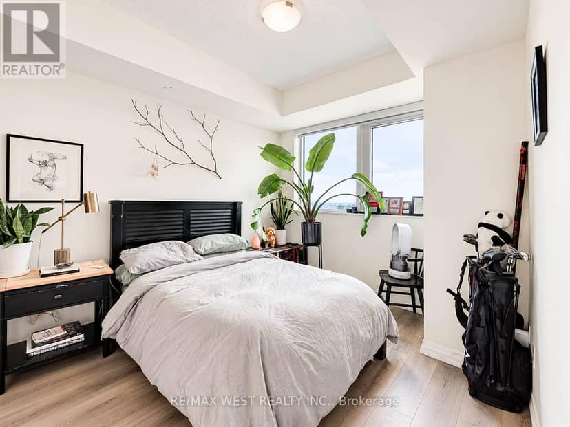 1019 - 9000 Jane Street — photo 15 of 39