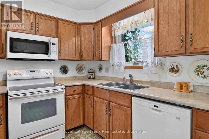 87 Oakwood Crescent — photo 12 of 40