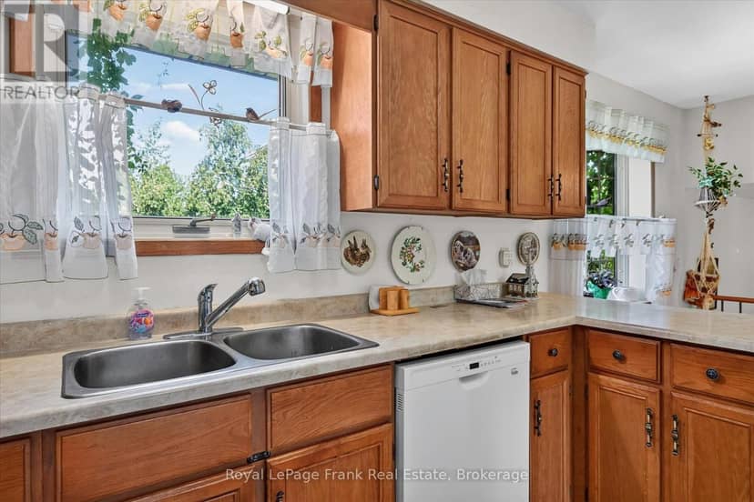 87 Oakwood Crescent — photo 13 of 40