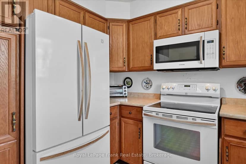 87 Oakwood Crescent — photo 15 of 40