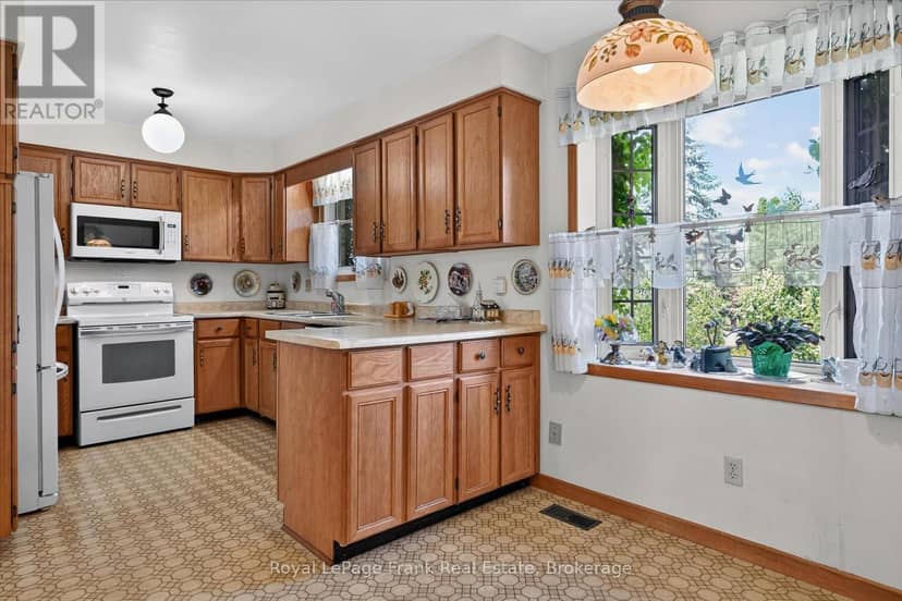 87 Oakwood Crescent — photo 16 of 40