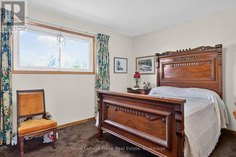 87 Oakwood Crescent — photo 23 of 40