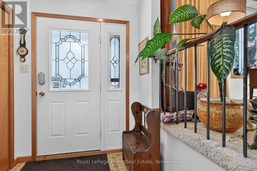 87 Oakwood Crescent — photo 3 of 40