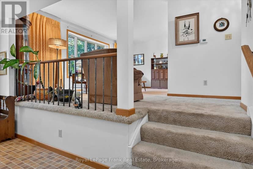 87 Oakwood Crescent — photo 4 of 40