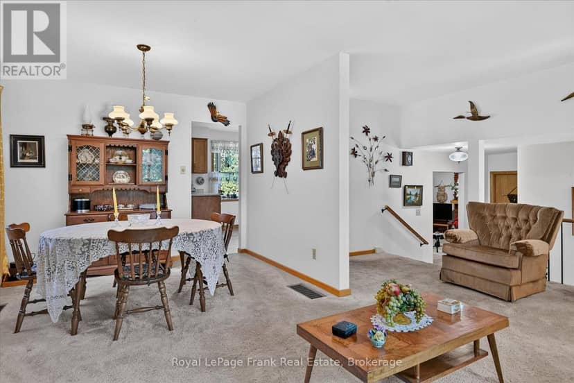 87 Oakwood Crescent — photo 7 of 40
