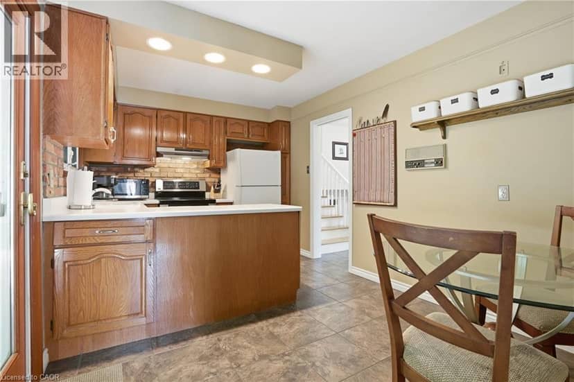 38 KINGSWAY Boulevard — photo 9 of 35