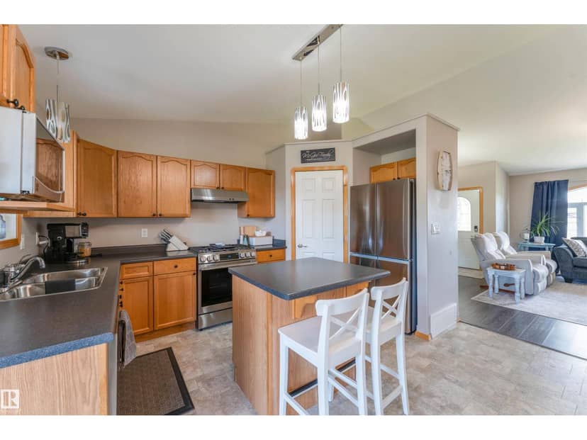 3924 44 AV — photo 13 of 40