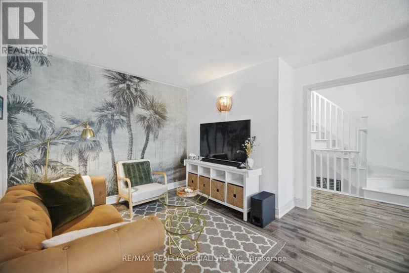 220 Mortimer Crescent — photo 11 of 37