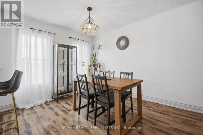 220 Mortimer Crescent — photo 14 of 37