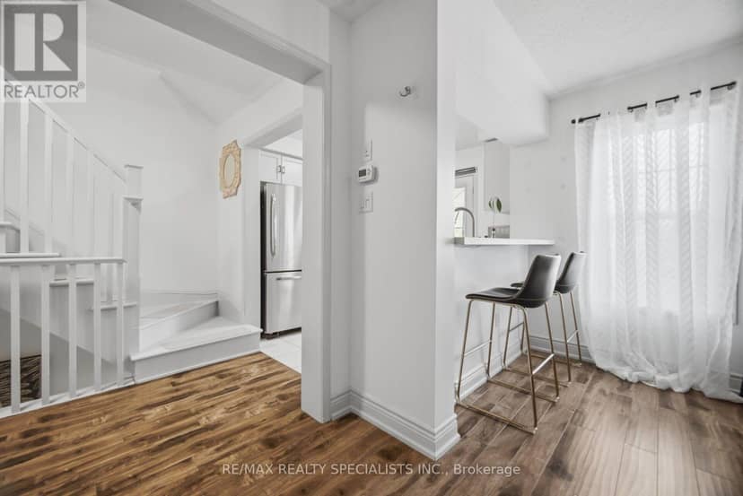 220 Mortimer Crescent — photo 17 of 37