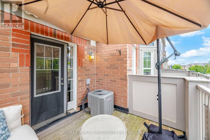 220 Mortimer Crescent — photo 35 of 37