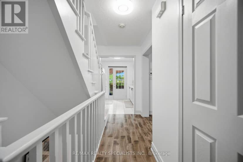 220 Mortimer Crescent — photo 9 of 37